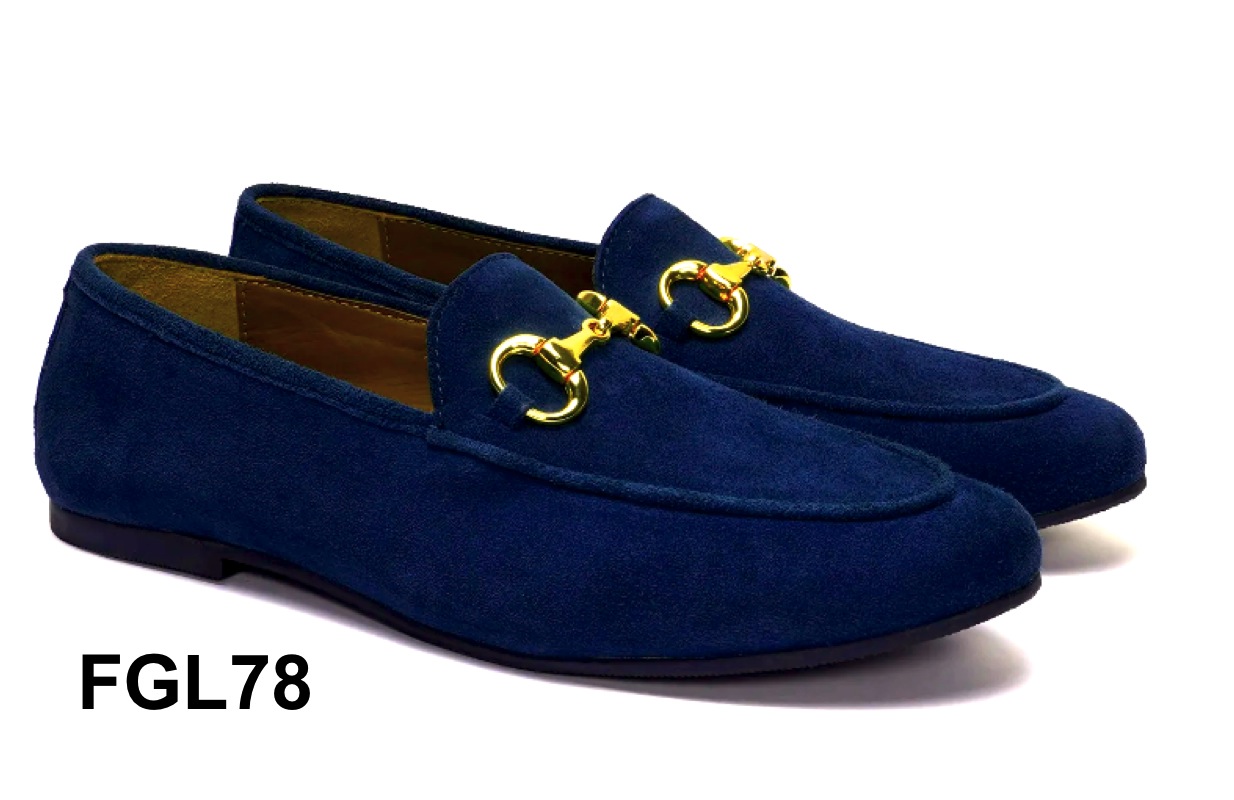 Blauwe suède damesloafers met gouden paardenbit.