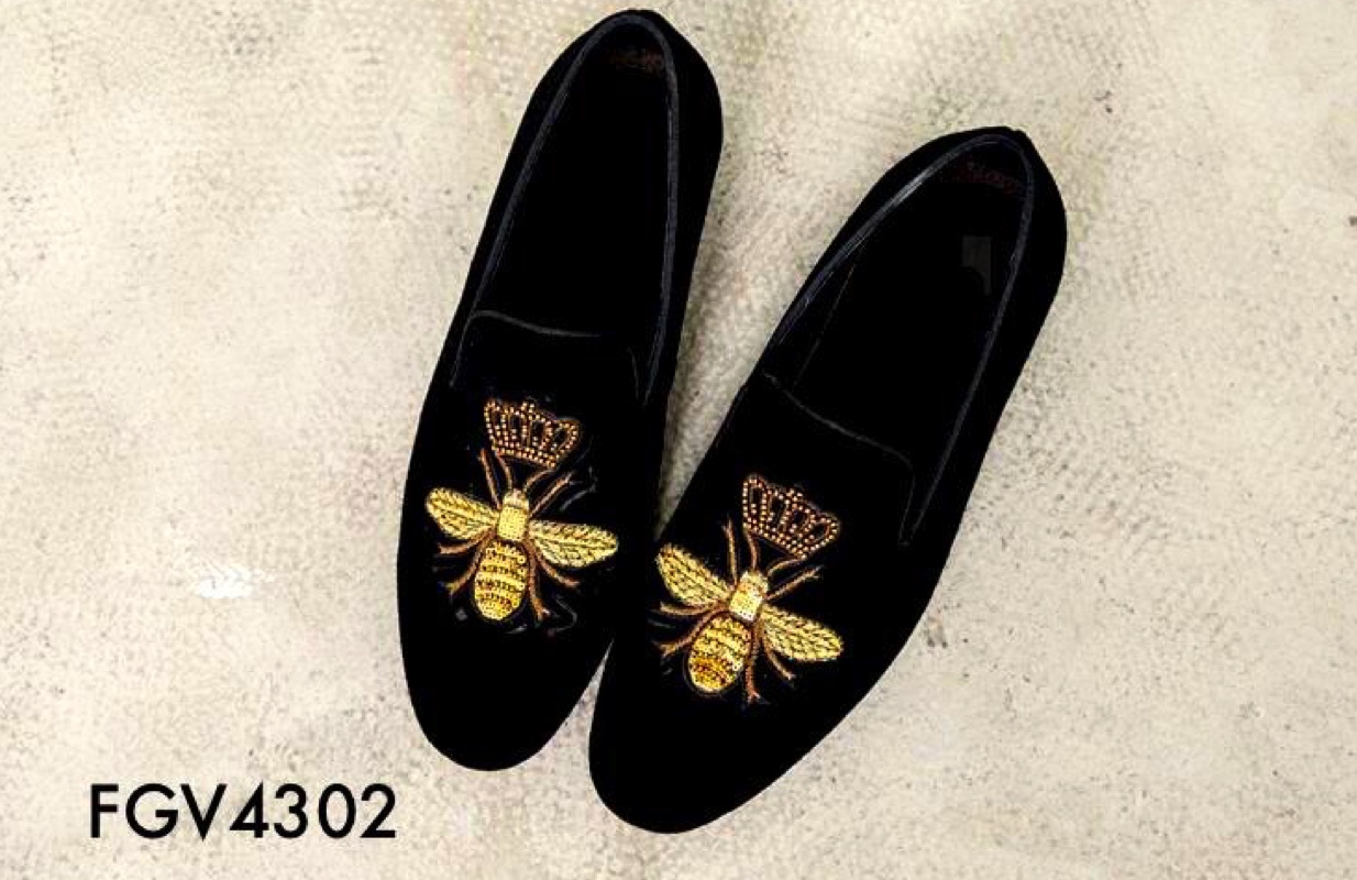 Fluwelen damesloafers met gouden vlinderborduurwerk